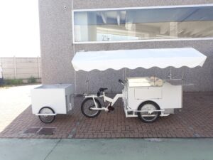 Cargo bike bianca con rimorchietto street food pizza carne