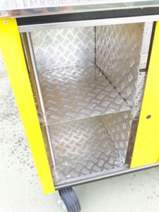 carretti a spinta giallo cargo-bike friggitoria street food